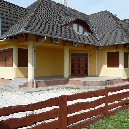Nadas Tarsashaz Apartment